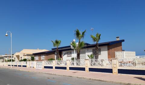 CHALET PRIMER LINE PLAYA "CASTELLSVILLE"