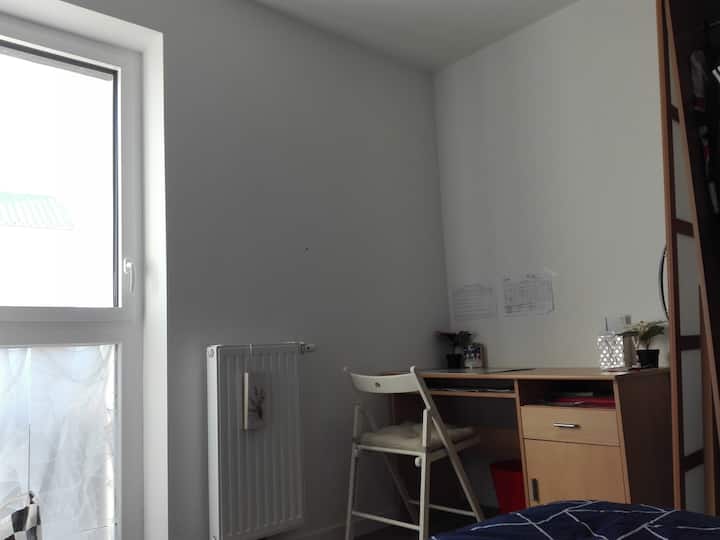 Chumba kilicho na muunganisho mzuri wa wi fi na dawati vinapatikana