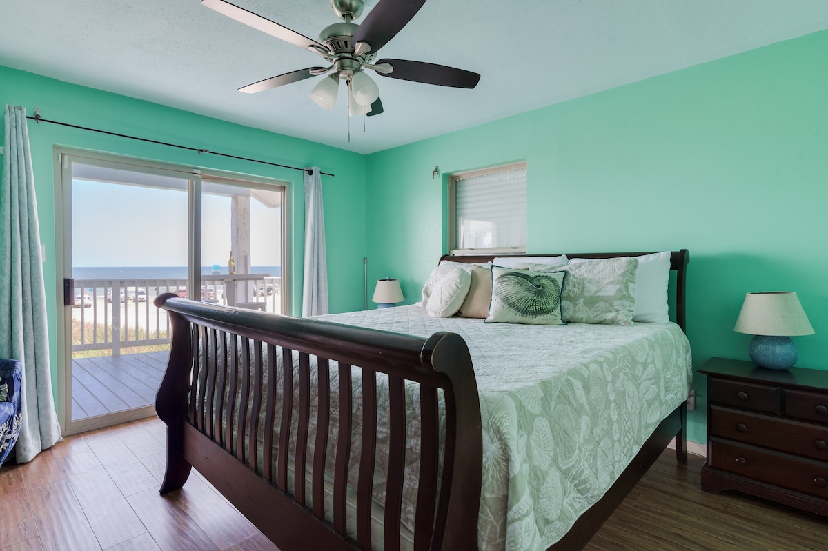 Cama king en suite principal.