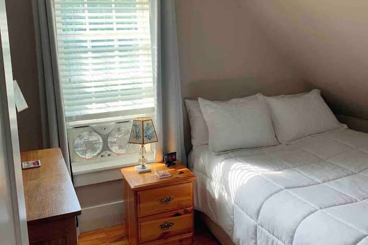 Dormitorio #2 - Cama tamaño queen; incluye 
armario y vestidor