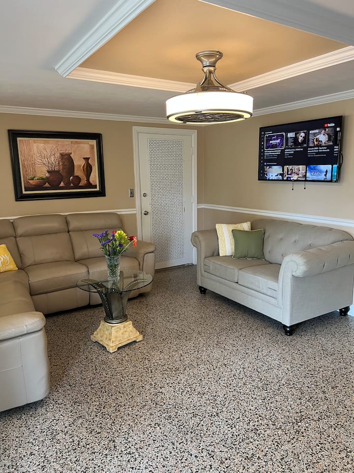 Cozy Renovated Older Home Near Disney - Lake Tohopekaliga, FL