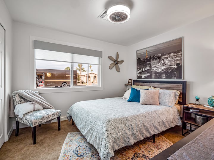 Izba pre hostí s manželskou posteľou, má vlastnú televíziu a vie, že UPS môže doručiť - HA!