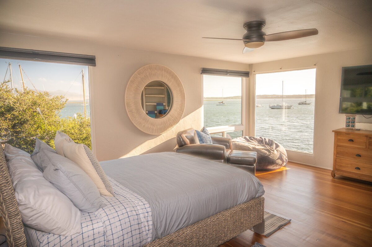 This second bedroom has the most comfortable queen bed, it does not dissappoint on the view of Morro Bay!