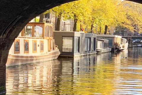 First class houseboat studio