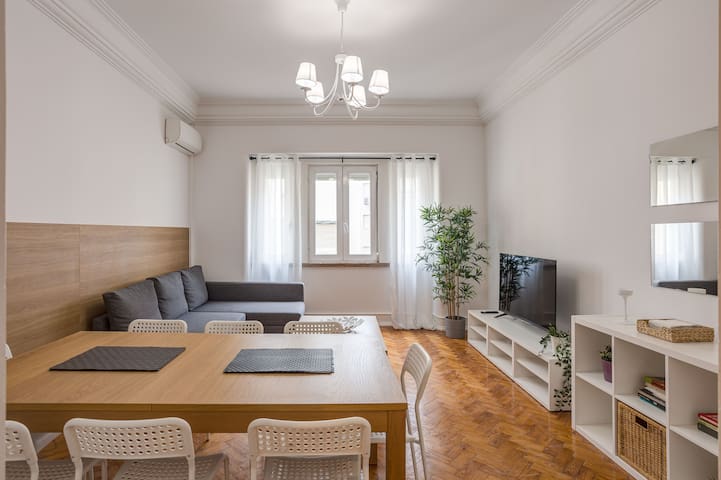 Home Out 4D – Apartment at City Center w/Parking