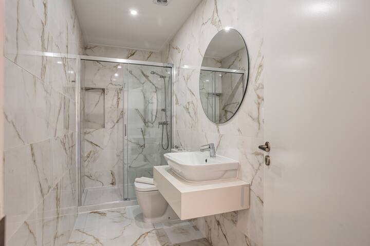 Home Out 4D – Apartment at City Center w/Parking gallery image 4