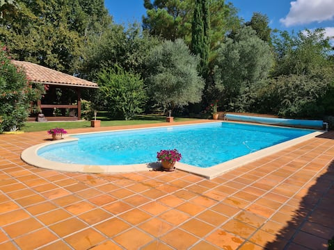 Charming outbuilding, pool, fireplace, 160 bed
