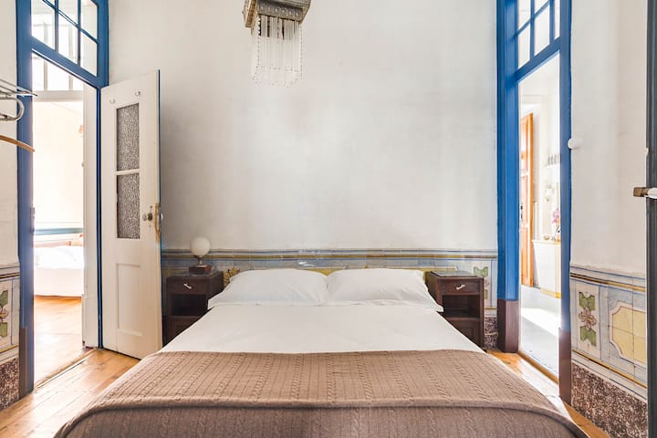 The Art Deco room in the middle of the apartment. No windows but with beautiful 18th century tiles. As always with the finest  Portuguese cotton sheets and towels on a new ecological mattress.