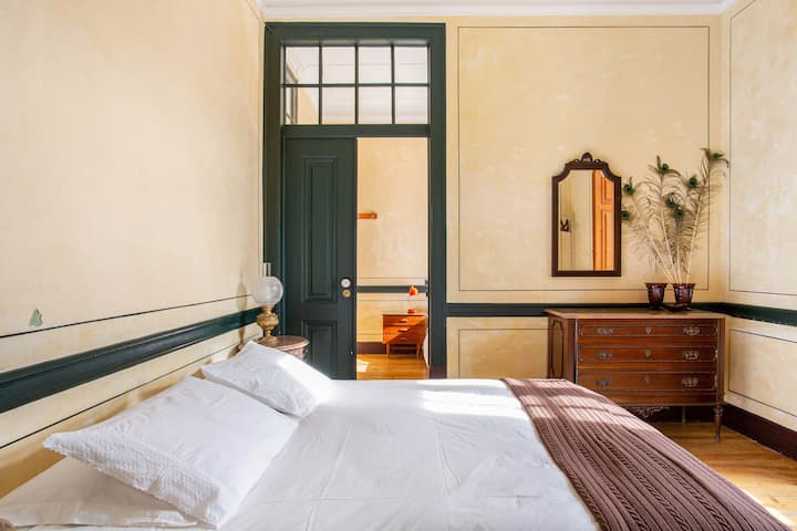 The biggest room (12m2) furnished with typical Portuguese "Dona Maria II" furniture and direct access to your huge terrace. Finest Egyptian cotton sheets and towels on an eco soya mattress of 150x200.