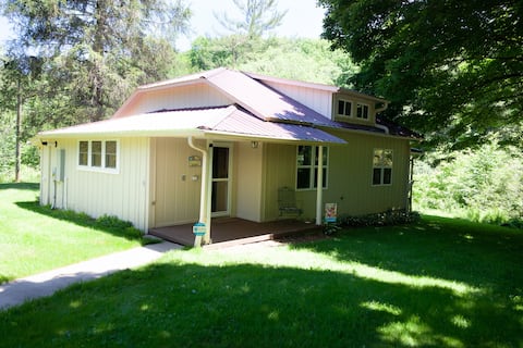 COMFORTABLE, FULLY RENOVATED MOUNTAIN COTTAGE