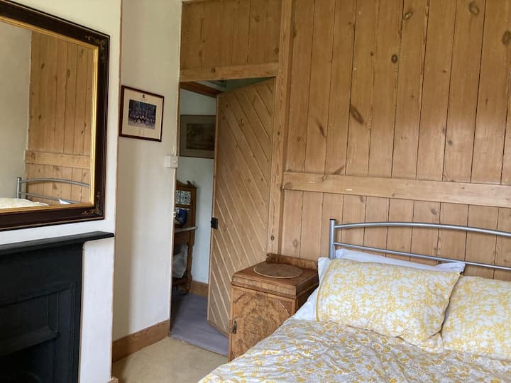 เตียง 3 เตียงคู่มองเห็นแผงไม้และประตูเดิม