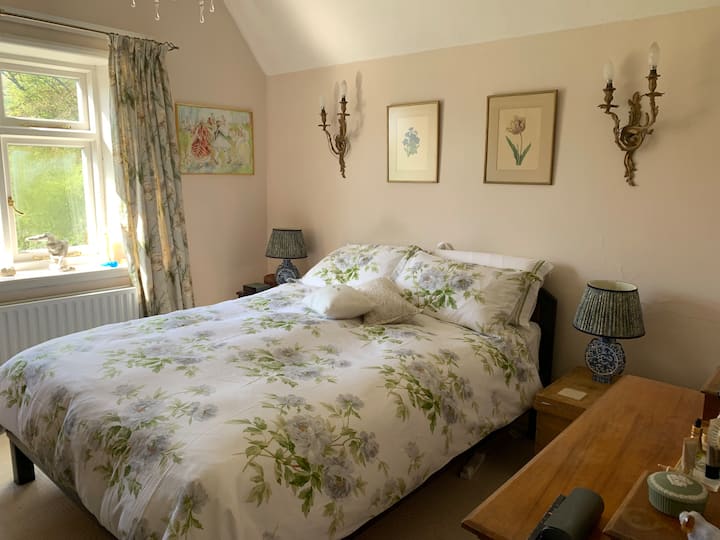 เตียง 1 พร้อมเตียงขนาดคิงไซส์และวิวสวน