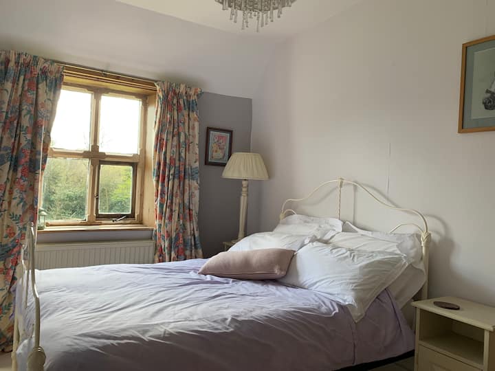 เตียง 2 เตียงคู่มองไปทางหน้าต่างไม้เดิม