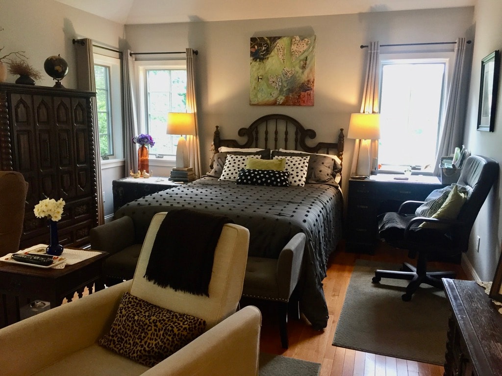 Bračni krevet (160x200) s masažom uz radni stol i ormar.