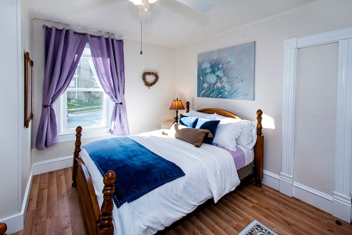 Space for parents or the busy business traveler; yet space for the little one to stay too!
There is a queen sized bed in this bedroom as well as a twin sized bed and ceiling fan.