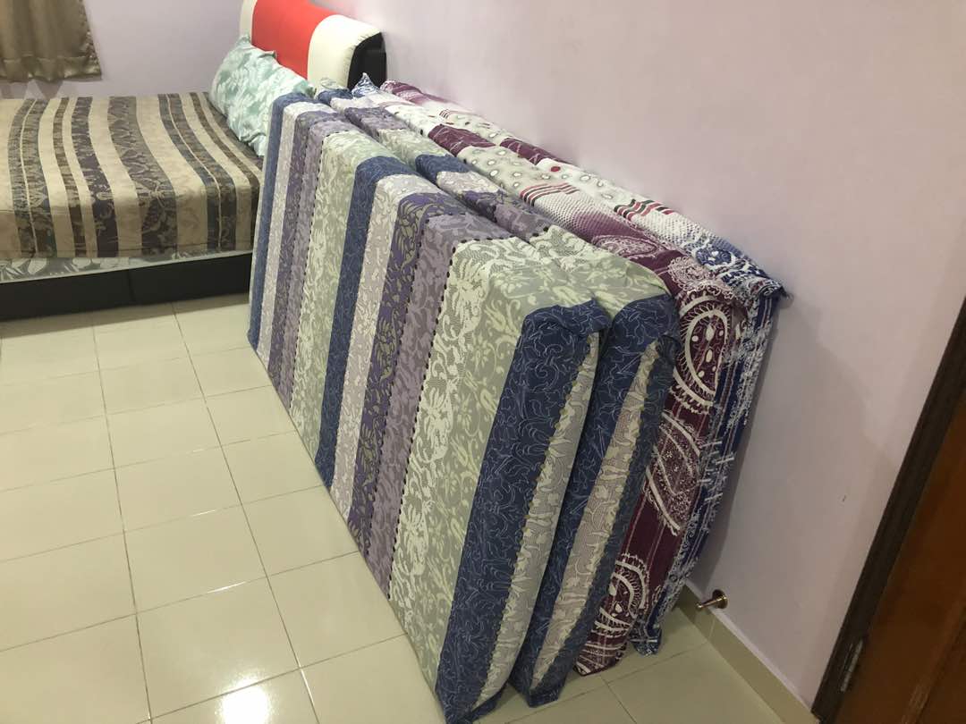 5 eenpersoonsmatrassen aanwezig