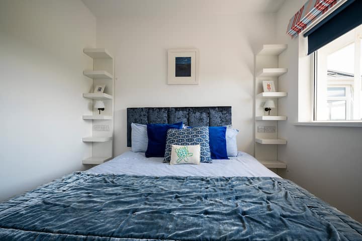Un lit confortable de 5'devant la maison