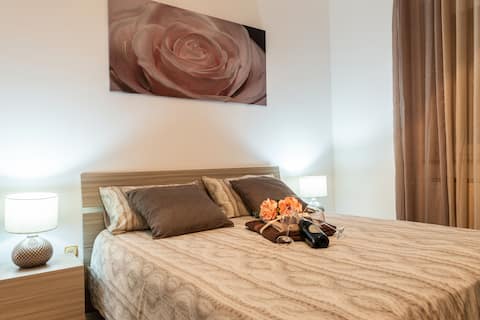 Sleeps 8 Guests! 2 Minute Walk to Beach!