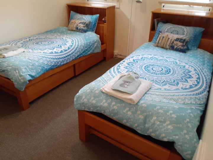 Vitanda 2 vya mtu mmoja kwenye ngazi ya chini 