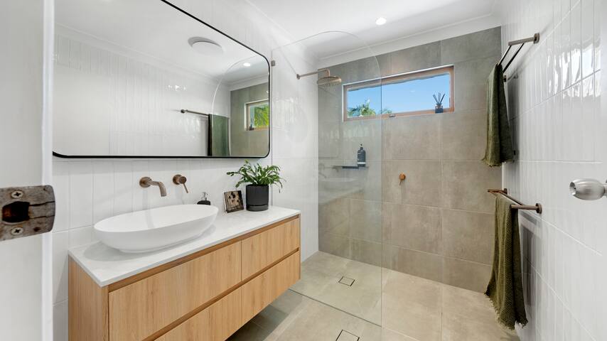 Spacious Byron Beach House; Pool, Netflix, Central gallery image 3