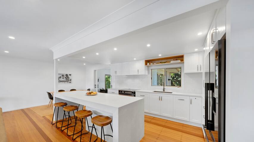 Spacious Byron Beach House; Pool, Netflix, Central gallery image 5