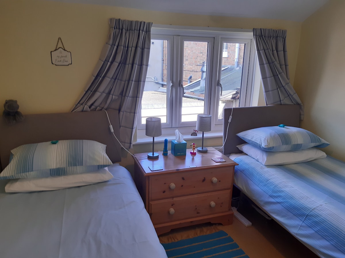 Dormitorio doble. 2 camas cómodas. Edredones sintéticos de John Lewis y almohadas antialérgicas sintéticas de John Lewis (con tratamiento a base de plantas). Cortinas Black Out para ayudar a dormir.