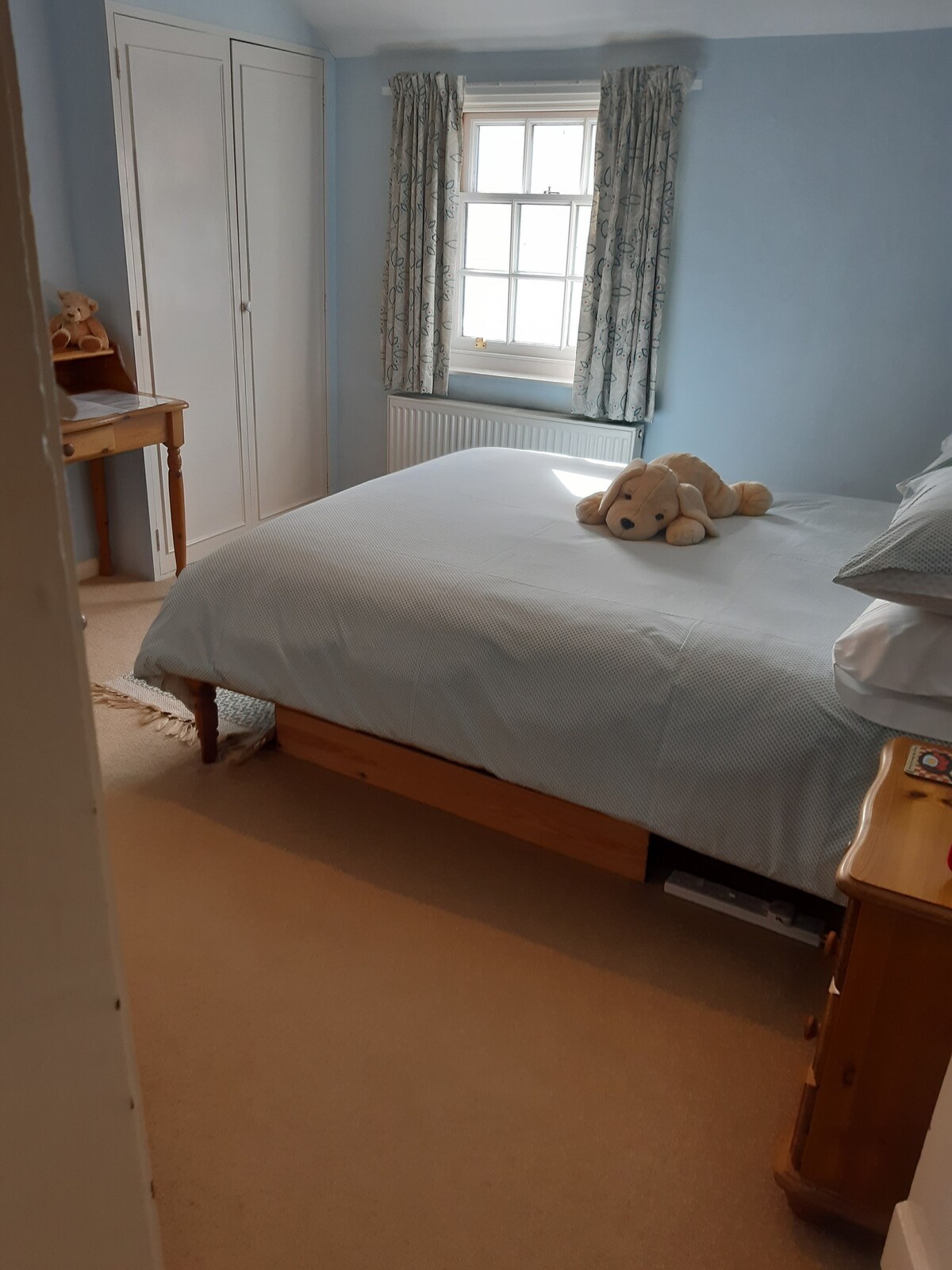 Dormitorio doble. Secador de pelo incluido. Muy acogedor, buen tamaño para una cabaña. Cortinas opacas para ayudar a dormir. Ten en cuenta que no se permiten papas arriba, ¡este es un juguete de peluche!