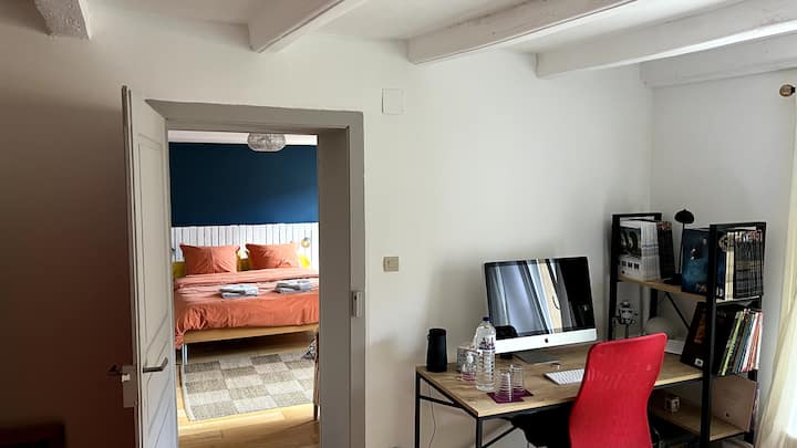 Vue de la chambre jaune vers la chambre bleue - la chambre bleue donne accès direct à la salle d'eau guest