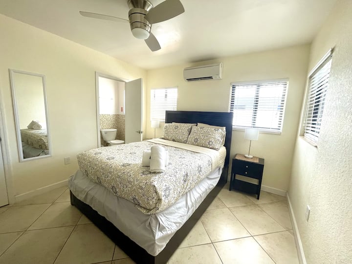 舒适的主卧配有标准双人床。 