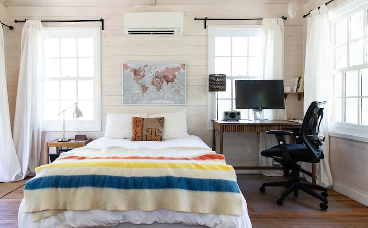 带显示器和舒适椅子的专用工作区