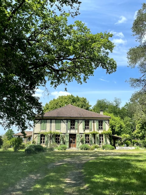 Landes manor house with pool