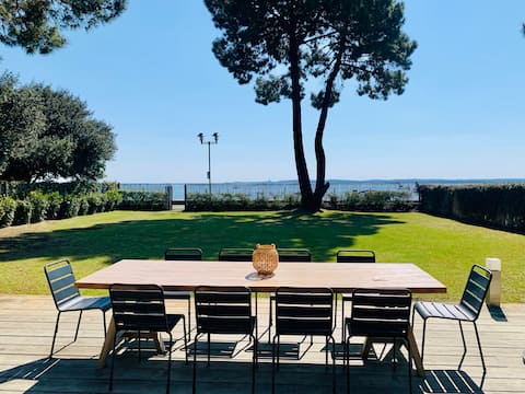 B33 – The beach is across from it! Large house with sea view
