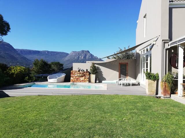 Gorgeous Designer Home in Beautiful Estate gallery image 3