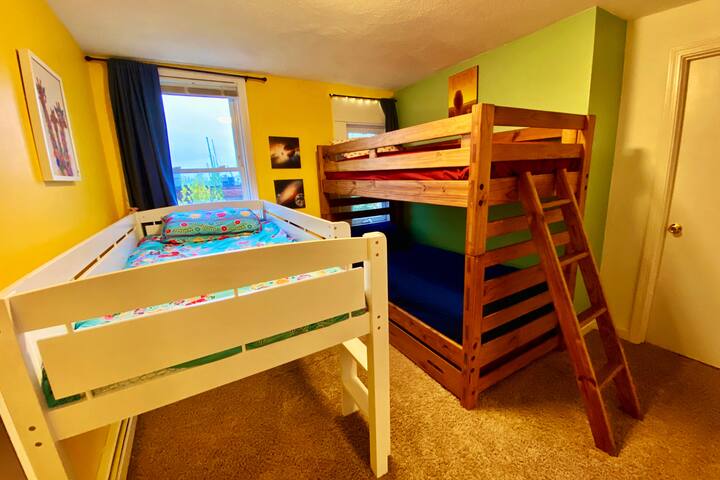 ห้องสำหรับเด็กมีเตียงสองชั้นและเตียงลอฟท์มีพื้นที่ด้านล่างสำหรับที่นอนเมมโมรี่โฟมขนาดเตียงเดี่ยวเพิ่มเติมที่สะดวกสบายมาก (มีให้ตามคำขอ) ประตูทางด้านขวาเป็นประตูที่อยู่ติดกับห้องนอนควีนไซส์ #1