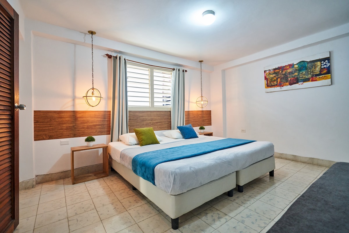 KINGSIZE BEDFORMAAT. We kunnen de bedden apart instellen voor een indeling met twee eenpersoonsbedden of bedden voor een kingsize bedformaat. Het is op verzoek van de gast.