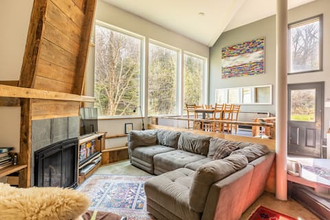 Modern loft - ping pong / ski in, ski out