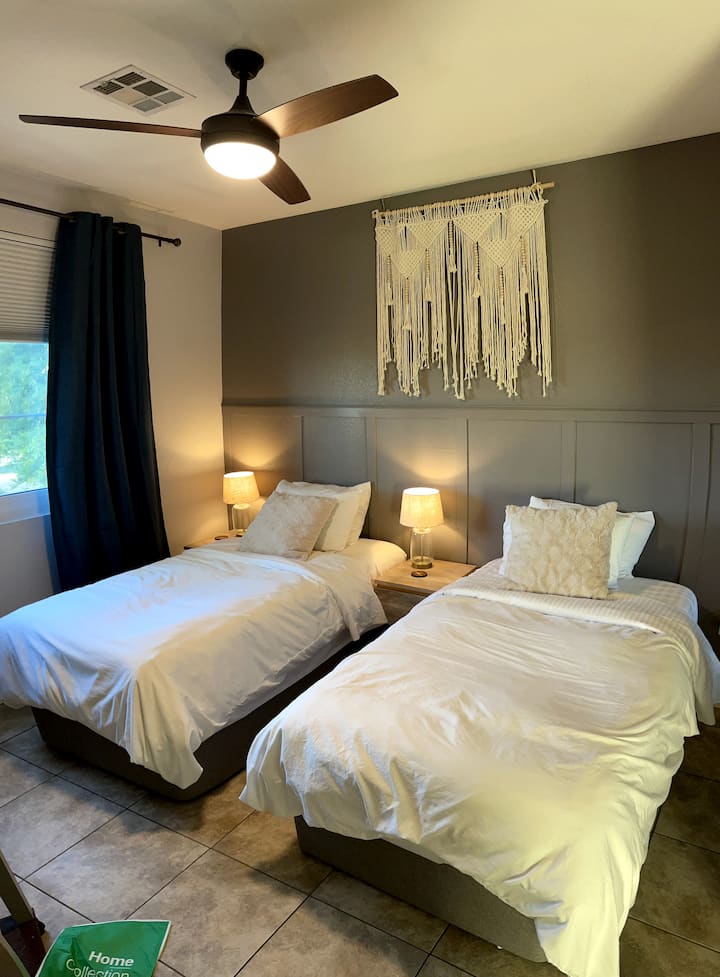 تحتوي غرفة النوم المزدوجة على ستائر وستائر جديدة لإلغاء الضوضاء مثبتة في 2023 ومراتب جديدة 