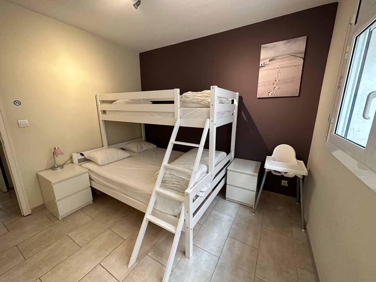 Pogled na 2. spavaću sobu. Bračni krevet (širine 125-149 cm) s krevetom za jednu osobu na me