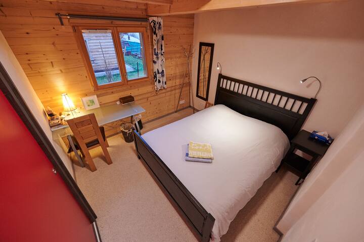 Mao magamistuba suure 160 kaheinimesevoodi ja mäluvahust patjadega.