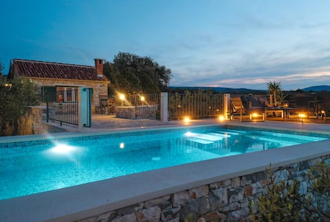 Authentic Holiday House Lori With Pool