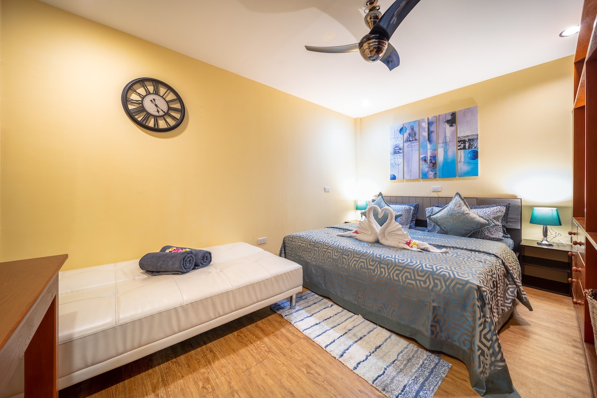 Საძინებელი დიდი ზომის საწოლითა და გასაშლელი დივნით