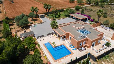 Villa Evie - Stunning | 5 Bedrooms | A/C | Pool