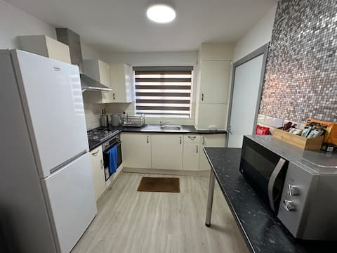 Popular Airbnb listing: City Centre 4 beds 3 rooms Free Parking on street in St. Ann's