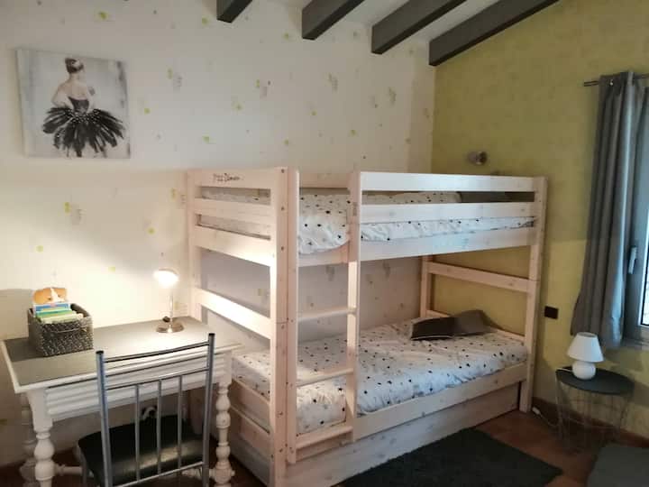 Офис в детска стая