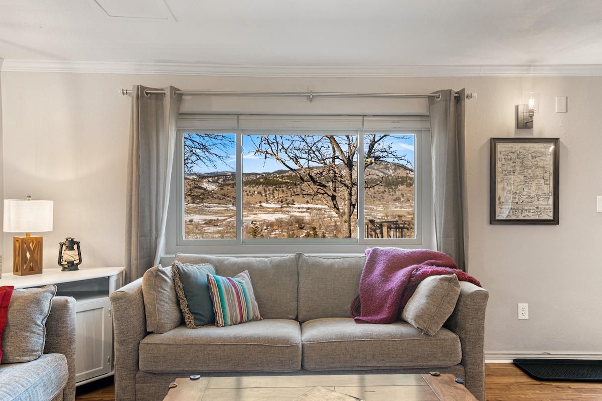 Удобен кауч во дневната соба со фантастичен поглед зад него! 