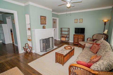 Top performing Airbnb: Charming Alameda Getaway, Easy SF Access via Ferry in Alameda