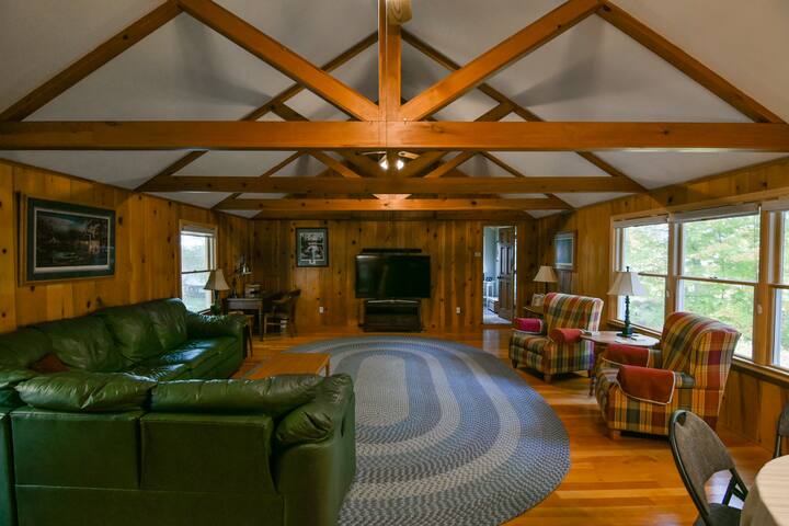 Maple House – Spacious 6 BR home for gatherings gallery image 3