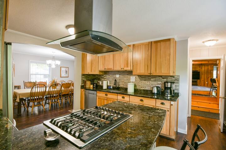 Maple House – Spacious 6 BR home for gatherings gallery image 2