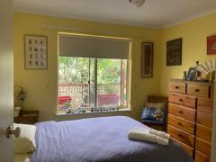 חדר צהוב, מיטה זוגית.