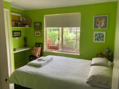 חדר ירוק, מיטת קווין סייז.